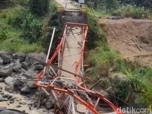 Video: Jembatan Kalierang Tegal Ambruk saat Direnovasi, 5 Pekerja Terjatuh