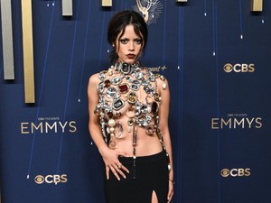 Glamor dan Ekstrem, Jenna Ortega Kenakan Atasan 13 Kg di Emmy Awards