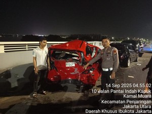 Avanza Tabrak 5 Mobil Lagi Parkir di Atas Jembatan PIK Jakut