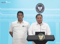 Menteri Keuangan, Purbaya Yudhi Sadewa dan Menteri Koordinator Bidang Perekonomian, Airlangga Hartarto saat menyampaikan konferensi pers di Kantor Presiden, Senin (15/9/2025). (Tangkapan Layar Youtube/Sekretariat Presiden)