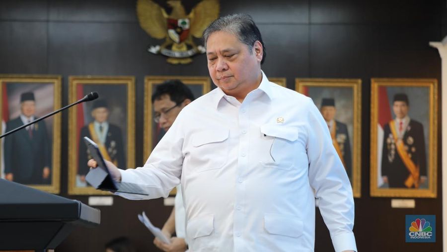 Menteri Keuangan, Purbaya Yudhi Sadewa dan Menteri Koordinator Bidang Perekonomian, Airlangga Hartarto saat menyampaikan konferensi pers di Kantor Presiden, Senin (15/9/2025). (CNBC Indonesia/Tri Susilo)