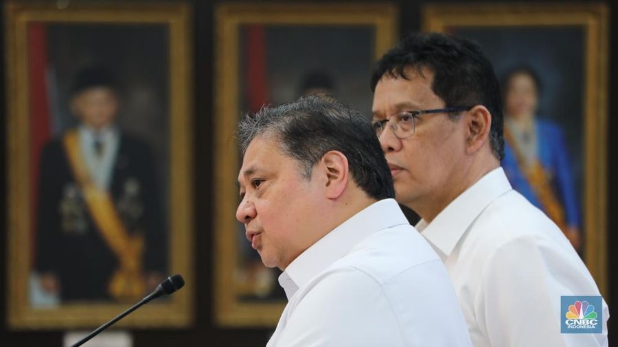 Menteri Keuangan, Purbaya Yudhi Sadewa dan Menteri Koordinator Bidang Perekonomian, Airlangga Hartarto saat menyampaikan konferensi pers di Kantor Presiden, Senin (15/9/2025). (CNBC Indonesia/Tri Susilo)