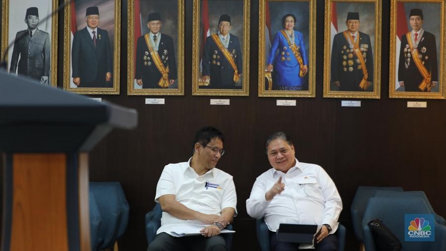 Menteri Keuangan,  Purbaya Yudhi Sadewa dan Menteri Perekonomian, Airlangga Hartarto saat konpres di Istana Kepresidenan, Jakarta, Senin (15/9/2025). (CNBC Indonesi/Tri Susilo)
