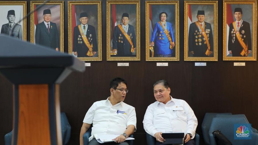 Menteri Keuangan,  Purbaya Yudhi Sadewa dan Menteri Perekonomian, Airlangga Hartarto saat konpres di Istana Kepresidenan, Jakarta, Senin (15/9/2025). (CNBC Indonesi/Tri Susilo)