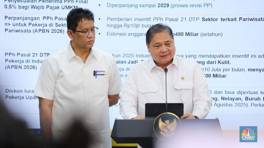 Menteri Keuangan, Purbaya Yudhi Sadewa dan Menteri Perekonomian, Airlangga Hartarto saat konpres di Istana Kepresidenan, Jakarta, Senin (15/9/2025). (CNBC Indonesi/Tri Susilo)