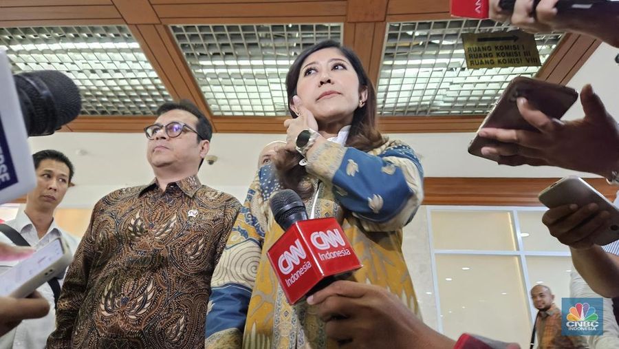 Menteri Komunikasi dan Digital (Menkomdigi) Meutya Hafid ditemui usai rapat tertutup bersama Komisi I DPR RI di Kompleks Parlemen, Jakarta, Senin (15/9/2025). (CNBC Indonesia/
Intan Rakhmayanti Dewi)