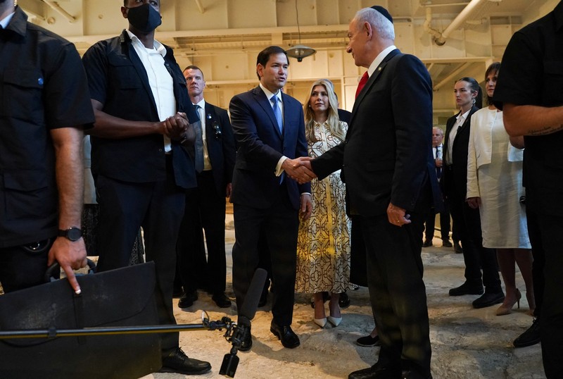 Menteri Luar Negeri AS Marco Rubio dan Perdana Menteri Israel Benjamin Netanyahu berjabat tangan saat mengunjungi Terowongan Tembok Barat di Kota Tua Yerusalem, 14 September 2025. (REUTERS/Nathan Howard/Pool)