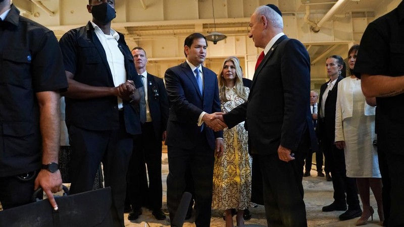 Menteri Luar Negeri AS Marco Rubio dan Perdana Menteri Israel Benjamin Netanyahu berjabat tangan saat mengunjungi Terowongan Tembok Barat di Kota Tua Yerusalem, 14 September 2025. (REUTERS/Nathan Howard/Pool)