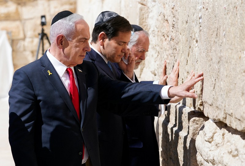 Menteri Luar Negeri AS Marco Rubio dan Perdana Menteri Israel Benjamin Netanyahu berjabat tangan saat mengunjungi Terowongan Tembok Barat di Kota Tua Yerusalem, 14 September 2025. (REUTERS/Nathan Howard/Pool)