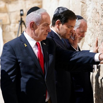 Detik-Detik Tangan Kanan Trump di Tembok Ratap Tangis dengan Netanyahu