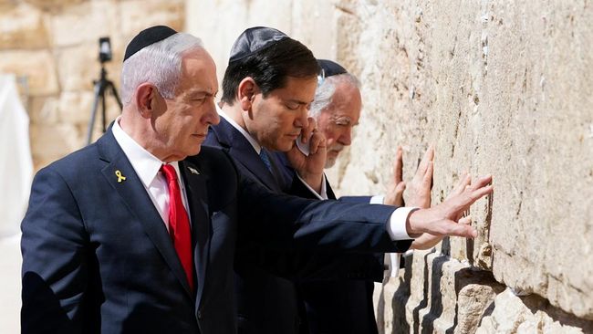 Detik-Detik Tangan Kanan Trump di Tembok Ratap Tangis dengan Netanyahu