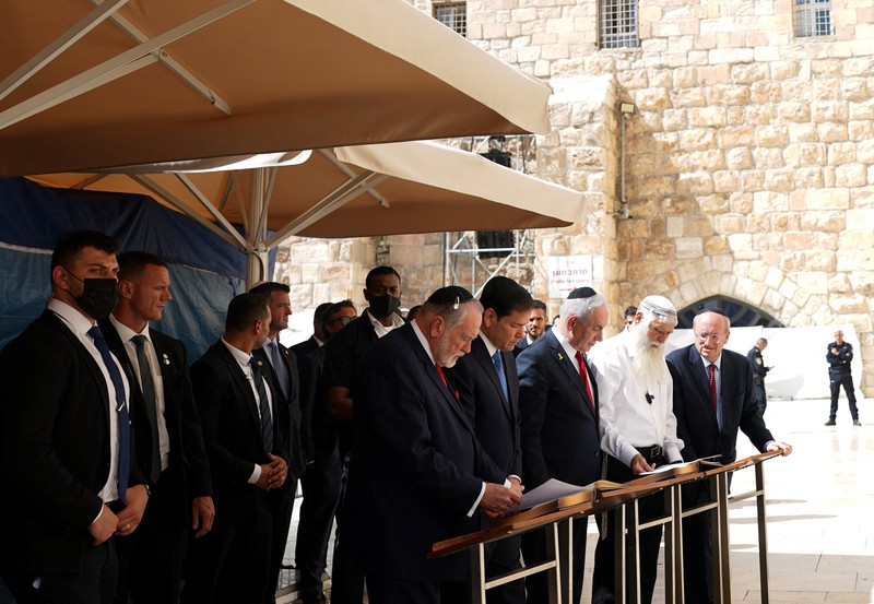 Menteri Luar Negeri AS Marco Rubio dan Perdana Menteri Israel Benjamin Netanyahu berjabat tangan saat mengunjungi Terowongan Tembok Barat di Kota Tua Yerusalem, 14 September 2025. (REUTERS/Nathan Howard/Pool)