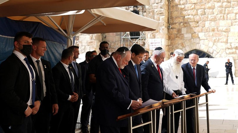 Menteri Luar Negeri AS Marco Rubio dan Perdana Menteri Israel Benjamin Netanyahu berjabat tangan saat mengunjungi Terowongan Tembok Barat di Kota Tua Yerusalem, 14 September 2025. (REUTERS/Nathan Howard/Pool)
