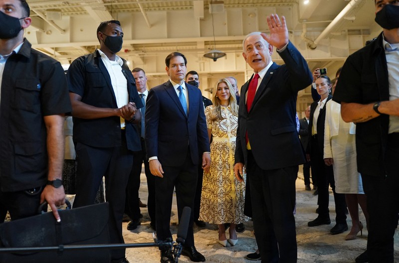Menteri Luar Negeri AS Marco Rubio dan Perdana Menteri Israel Benjamin Netanyahu berjabat tangan saat mengunjungi Terowongan Tembok Barat di Kota Tua Yerusalem, 14 September 2025. (REUTERS/Nathan Howard/Pool)