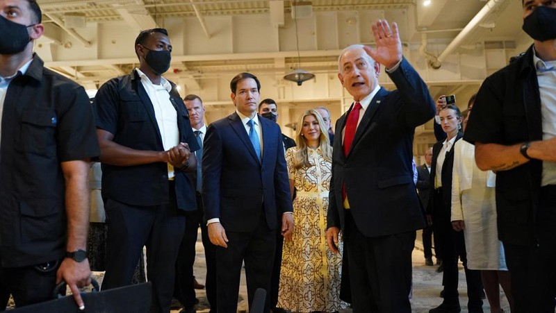 Menteri Luar Negeri AS Marco Rubio dan Perdana Menteri Israel Benjamin Netanyahu berjabat tangan saat mengunjungi Terowongan Tembok Barat di Kota Tua Yerusalem, 14 September 2025. (REUTERS/Nathan Howard/Pool)