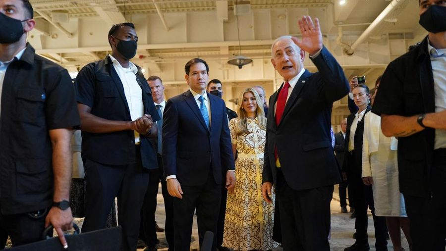 Menteri Luar Negeri AS Marco Rubio dan Perdana Menteri Israel Benjamin Netanyahu berjabat tangan saat mengunjungi Terowongan Tembok Barat di Kota Tua Yerusalem, 14 September 2025. Menteri Luar Negeri AS Marco Rubio dan Perdana Menteri Israel Benjamin Netanyahu berjabat tangan saat mengunjungi Terowongan Tembok Barat di Kota Tua Yerusalem, 14 September 2025. (REUTERS/Nathan Howard/Pool)