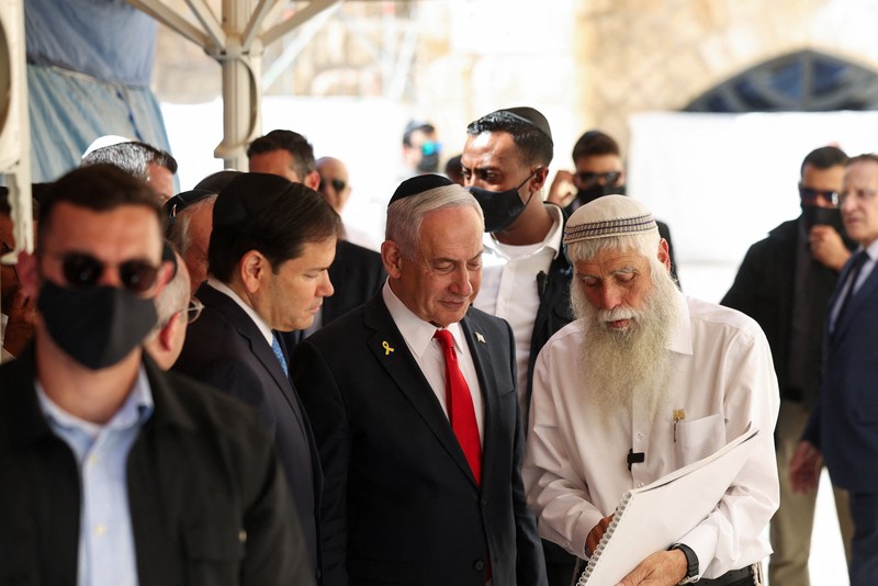 Menteri Luar Negeri AS Marco Rubio dan Perdana Menteri Israel Benjamin Netanyahu berjabat tangan saat mengunjungi Terowongan Tembok Barat di Kota Tua Yerusalem, 14 September 2025. (REUTERS/Nathan Howard/Pool)