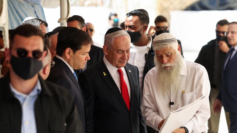 Menteri Luar Negeri AS Marco Rubio dan Perdana Menteri Israel Benjamin Netanyahu berjabat tangan saat mengunjungi Terowongan Tembok Barat di Kota Tua Yerusalem, 14 September 2025. (REUTERS/Nathan Howard/Pool)