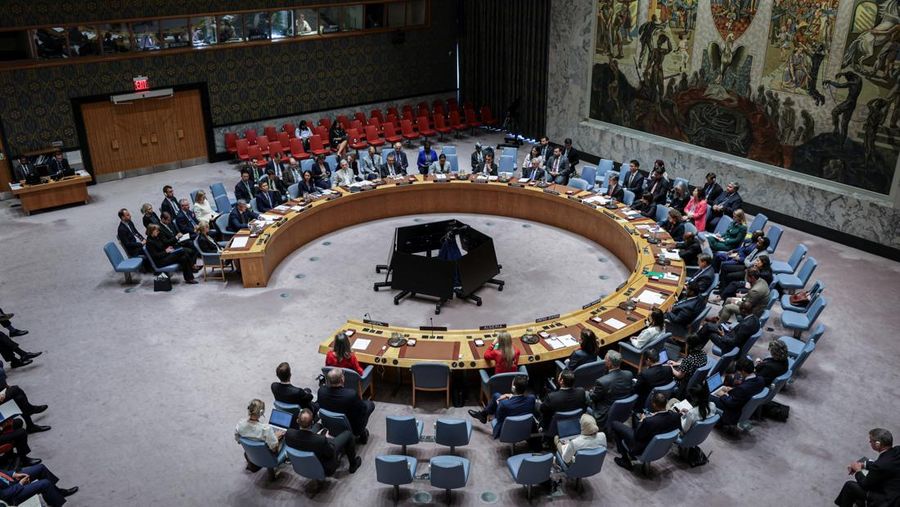 Menteri Luar Negeri Polandia Marcin Bosacki berbicara kepada para delegasi selama pertemuan Dewan Keamanan tentang ancaman terhadap perdamaian dan keamanan internasional di markas besar PBB di New York City, AS, 12 September 2025. (REUTERS/Jeenah Moon)