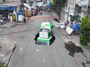 Video: Detik-detik Sinkhole Telan Truk Muatan Minuman di Meksiko