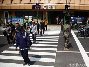 Petugas Disiagakan Atur Lalin Saat Uji Coba Pelican Cross di Stasiun Cikini