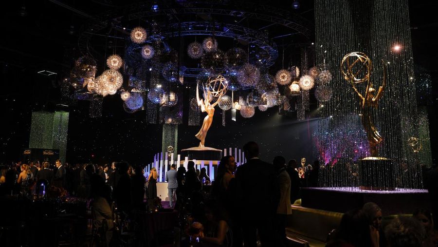 Orang-orang menghadiri Governors Ball di Primetime Emmy Awards ke-77 di Los Angeles, California, AS, 14 September 2025. (REUTERS/Mike Blake)