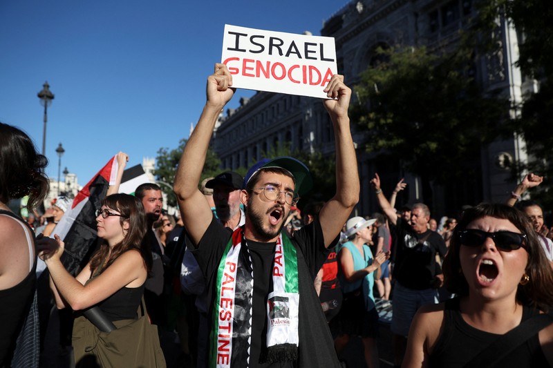 Barikade dirusak oleh demonstran pro-Palestina selama etape ke-21 Vuelta a España dari Alalpardo ke Madrid, Spanyol, 14 September 2025. (REUTERS/Ana Beltran)