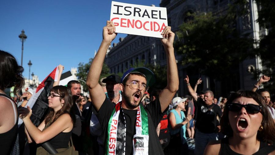 Barikade dirusak oleh demonstran pro-Palestina selama etape ke-21 Vuelta a España dari Alalpardo ke Madrid, Spanyol, 14 September 2025. Barikade dirusak oleh demonstran pro-Palestina selama etape ke-21 Vuelta a España dari Alalpardo ke Madrid, Spanyol, 14 September 2025. (REUTERS/Ana Beltran)