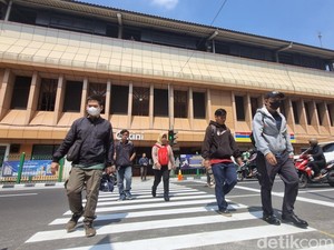 Pelican Crossing Disambut Warga, Tak Lagi Lompat Pagar Stasiun Cikini