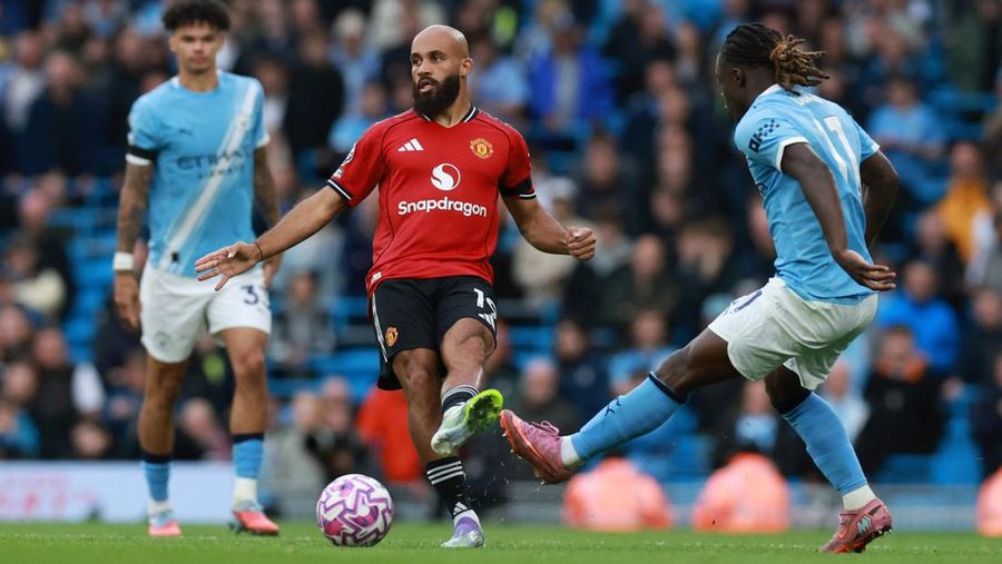 Erling Haaland merayakan gol keduanya untuk Manchester City dalam laga Liga Primer melawan Manchester United di Etihad Stadium, Manchester, 14 September 2025. (REUTERS/Phil Noble)