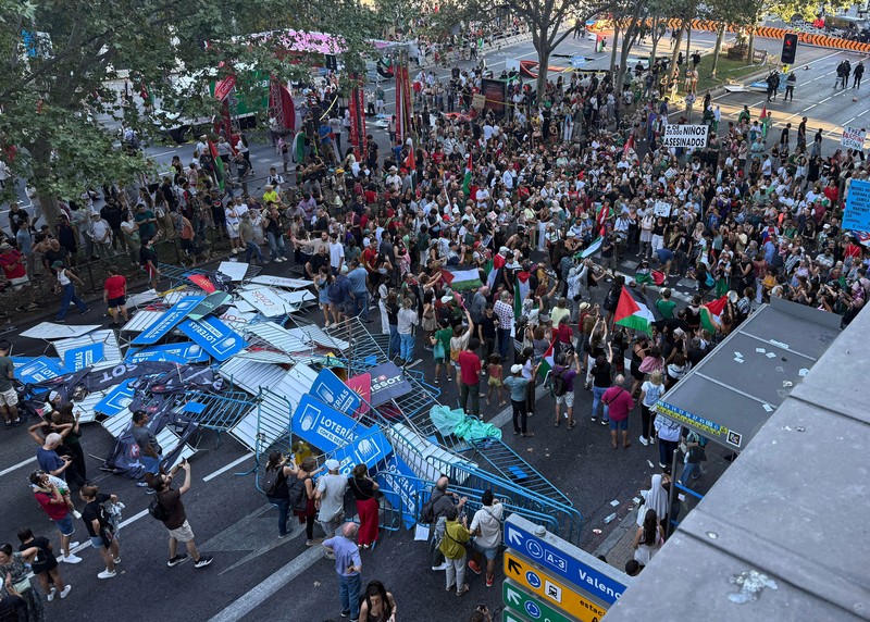 Barikade dirusak oleh demonstran pro-Palestina selama etape ke-21 Vuelta a España dari Alalpardo ke Madrid, Spanyol, 14 September 2025. Barikade dirusak oleh demonstran pro-Palestina selama etape ke-21 Vuelta a España dari Alalpardo ke Madrid, Spanyol, 14 September 2025. (REUTERS/Ana Beltran)