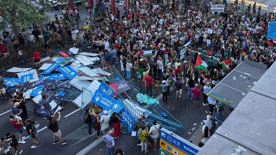 Barikade dirusak oleh demonstran pro-Palestina selama etape ke-21 Vuelta a España dari Alalpardo ke Madrid, Spanyol, 14 September 2025. Barikade dirusak oleh demonstran pro-Palestina selama etape ke-21 Vuelta a España dari Alalpardo ke Madrid, Spanyol, 14 September 2025. (REUTERS/Ana Beltran)