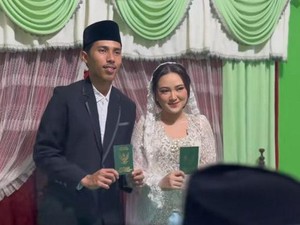 Viral! Pengantin Gen-Z Habis Akad Langsung Nongkrong di Kafe