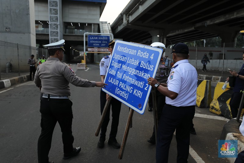Uji coba penggunaan satu lajur paling kiri di Gerbang Tol Fatmawati 2 secara gratis untuk mengurai kemacetan dari Jalan TB Simatupang hingga sekitar Stasiun MRT Fatmawati, Senin (15/9/2025). (CNBC Indonesia/Tri Susilo) Uji coba penggunaan satu lajur paling kiri di Gerbang Tol Fatmawati 2 secara gratis untuk mengurai kemacetan dari Jalan TB Simatupang hingga sekitar Stasiun MRT Fatmawati, Senin (15/9/2025). (CNBC Indonesia/Tri Susilo)