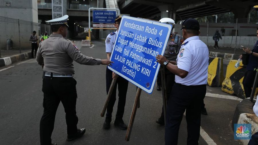Uji coba penggunaan satu lajur paling kiri di Gerbang Tol Fatmawati 2 secara gratis untuk mengurai kemacetan dari Jalan TB Simatupang hingga sekitar Stasiun MRT Fatmawati, Senin (15/9/2025). (CNBC Indonesia/Tri Susilo)