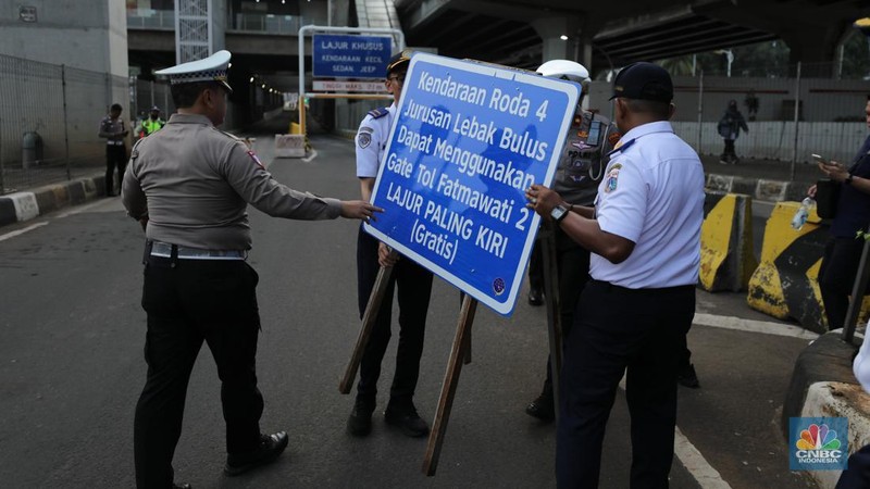 Uji coba penggunaan satu lajur paling kiri di Gerbang Tol Fatmawati 2 secara gratis untuk mengurai kemacetan dari Jalan TB Simatupang hingga sekitar Stasiun MRT Fatmawati, Senin (15/9/2025). (CNBC Indonesia/Tri Susilo)