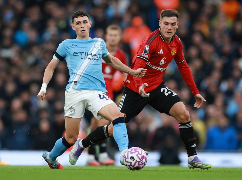 Erling Haaland merayakan gol keduanya untuk Manchester City dalam laga Liga Primer melawan Manchester United di Etihad Stadium, Manchester, 14 September 2025. (REUTERS/Phil Noble)