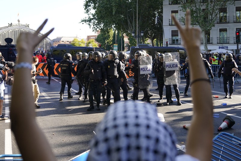 Barikade dirusak oleh demonstran pro-Palestina selama etape ke-21 Vuelta a España dari Alalpardo ke Madrid, Spanyol, 14 September 2025. Barikade dirusak oleh demonstran pro-Palestina selama etape ke-21 Vuelta a España dari Alalpardo ke Madrid, Spanyol, 14 September 2025. (REUTERS/Ana Beltran)