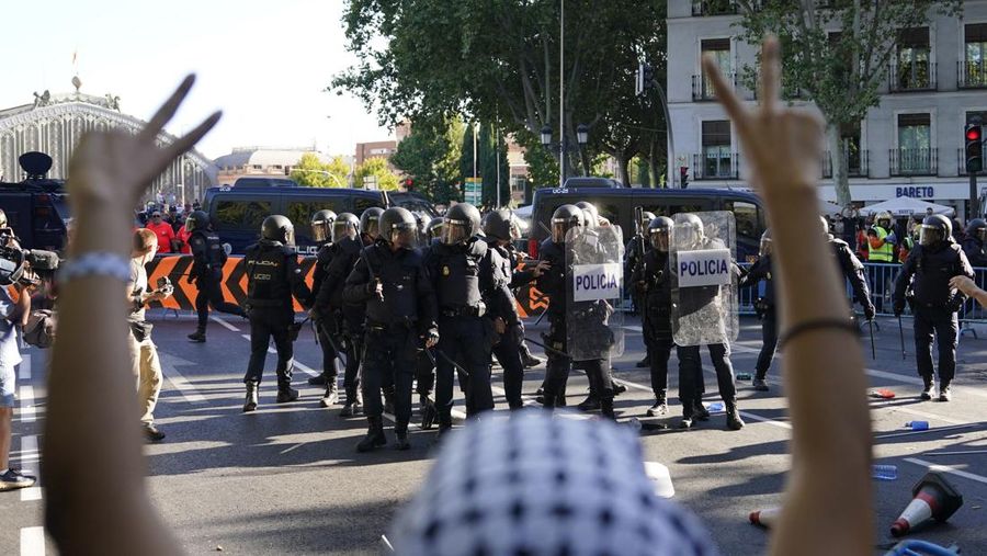 Barikade dirusak oleh demonstran pro-Palestina selama etape ke-21 Vuelta a España dari Alalpardo ke Madrid, Spanyol, 14 September 2025. (REUTERS/Ana Beltran)