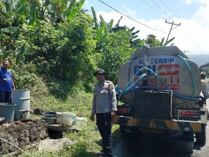 Polisi Distribusikan Air Bersih untuk Warga Terdampak Banjir di Nagakeo NTT