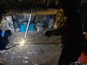 Desisan di Balik Pompa Air, King Kobra Muncul dengan Kepala Berdiri