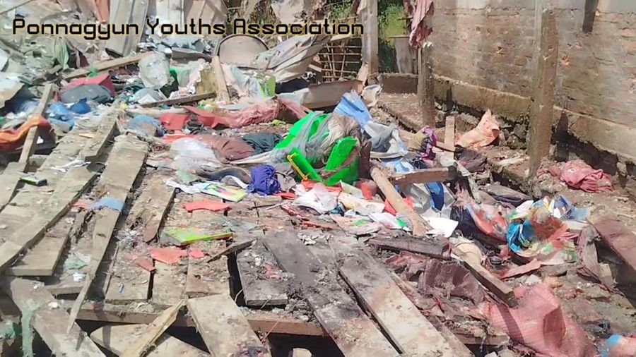 Setidaknya 18 orang tewas dalam serangan udara militer Myanmar terhadap dua sekolah swasta di Negara Bagian Rakhine. Leterangan kelompok bersenjata Tentara Arakan (AA) dan laporan media lokal menyebut sebagian besar korban adalah siswa berusia belasan tahun. Setidaknya 18 orang tewas dalam serangan udara militer Myanmar terhadap dua sekolah swasta di Negara Bagian Rakhine. Leterangan kelompok bersenjata Tentara Arakan (AA) dan laporan media lokal menyebut sebagian besar korban adalah siswa berusia belasan tahun. (Tangkapan Layar Video Reuters/PONNAGYUN YOUTHS ASSOCIATION)