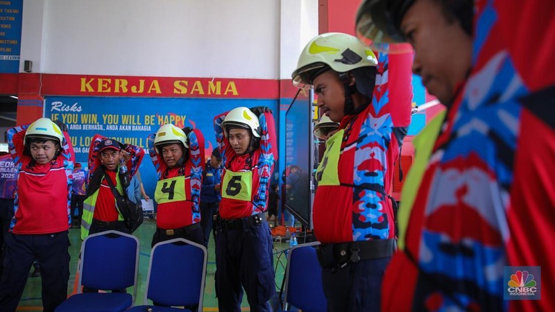 Gubernur DKI Jakarta Pramono Anung saat menghadiri pembukan acara Jakarta Fire Safety Challenge 2025 di Kantor Dinas Penanggulangan Kebakaran dan Penyelamatan (Gulkarmat) Provinsi DKI Jakarta, Senin (15/9/2025).  (CNBC Indonesia/Faisal Rahman)