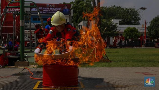 Pramono Anung Hadiri Adu Ketangkasan Pemadam Kebakaran Jakarta