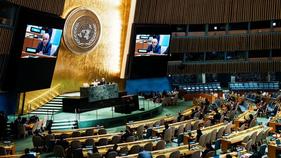 Riyad H. Mansour, Pengamat Tetap Palestina untuk Perserikatan Bangsa-Bangsa, di layar saat menyampaikan pidato kepada para delegasi setelah pemungutan suara Majelis Umum Perserikatan Bangsa-Bangsa mengenai Masalah Palestina dan Implementasi Solusi Dua Negara, di markas besar PBB di New York City, AS, 12 September 2025. (REUTERS/Eduardo Munoz)
