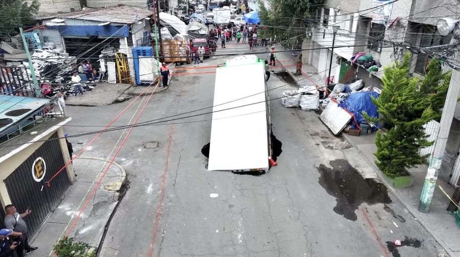 Sebuah truk pengiriman minuman bersoda bermerek Jarritos terperosok ke dalam lubang Sinkhole di wilayah Iztapalapa, Mexico City, pada Sabtu (13/9/2025). (Tangkapan Layar Video Reuters/IZTAPALAPA MAYOR'S OFFICE)