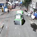 Terekam, Potret Detik-Detik Truk Besar Ditelan Sinkhole