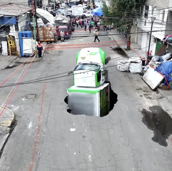 Terekam, Potret Detik-Detik Truk Besar Ditelan Sinkhole