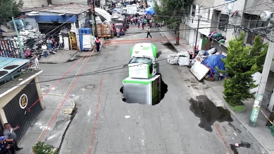 Sebuah truk pengiriman minuman bersoda bermerek Jarritos terperosok ke dalam lubang Sinkhole di wilayah Iztapalapa, Mexico City, pada Sabtu (13/9/2025). (Tangkapan Layar Video Reuters/IZTAPALAPA MAYOR'S OFFICE)