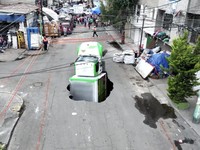 Terekam, Potret Detik-Detik Truk Besar Ditelan Sinkhole